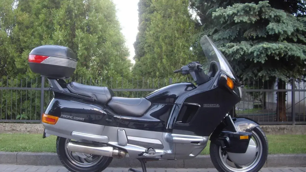 Czarny motocykl Honda Pacific Coast z kufrem. Poznaj honda pc 800 dane techniczne i poczuj wolność na drodze.