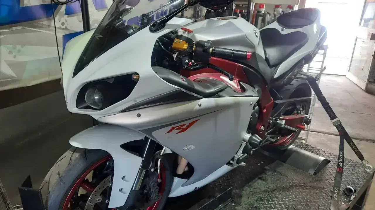 Sportowy motocykl Yamaha R1, biało-szary, z czerwonymi akcentami, przygotowywany do jazdy na A2.