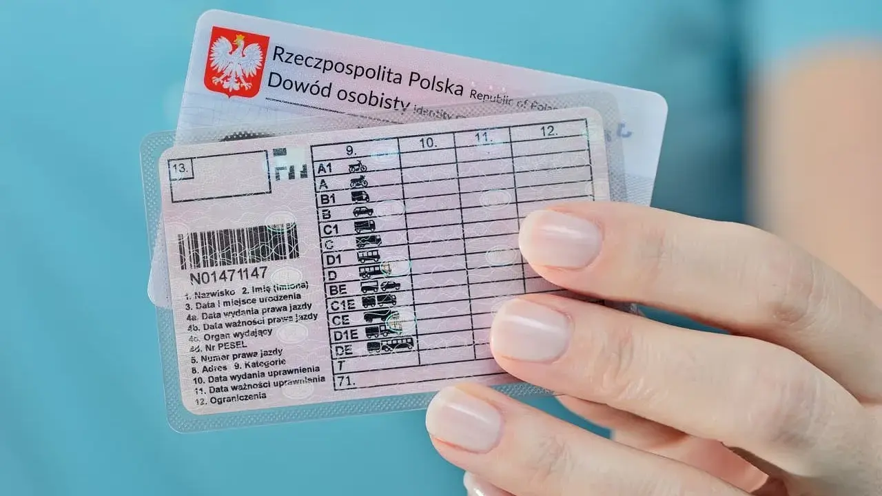 Polskie prawo jazdy i dowód osobisty. Kiedy można zdawać egzamin praktyczny na prawo jazdy? Sprawdź datę wydania uprawnień.