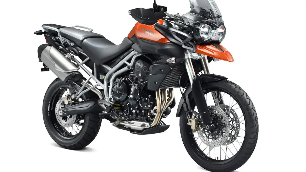 Pomarańczowy motocykl adventure, idealny do długich podróży. Sprawdź jego **triumph tiger 800 dane techniczne** i ruszaj na przygodę!