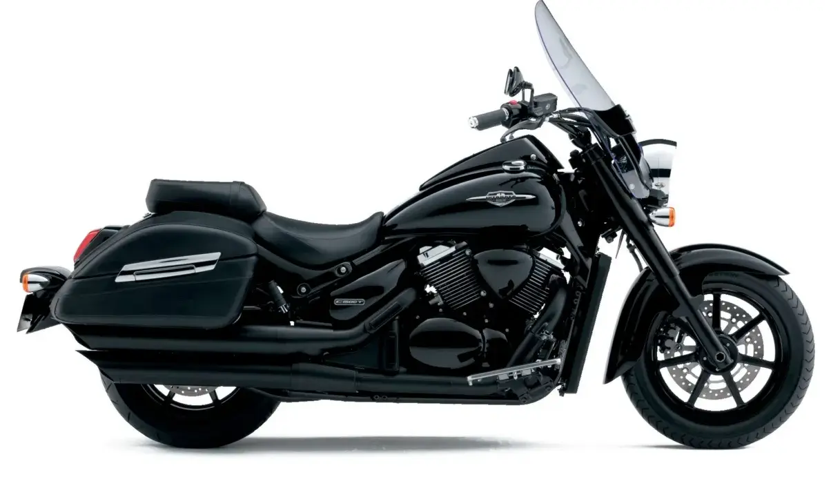 Czarny Suzuki Intruder 1500 z kuframi i szybą. Choć piękny, warto znać jego wady przed zakupem.