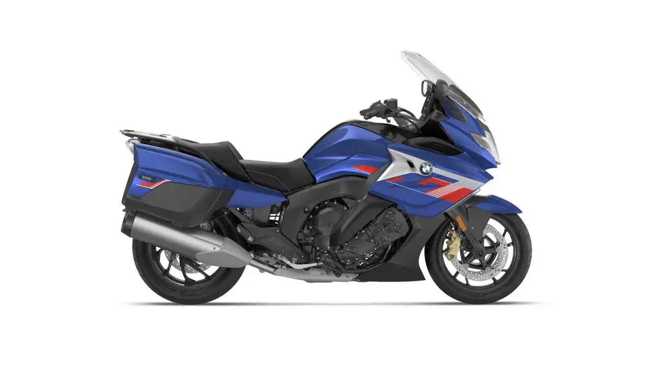 Niebieski motocykl BMW K1600GT z czerwonymi pasami. Poznaj jego bmw k1600gt dane techniczne.