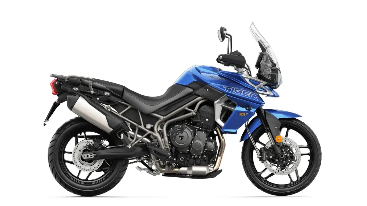 Niebieski motocykl Triumph Tiger 800 XRX Low gotowy na przygodę.