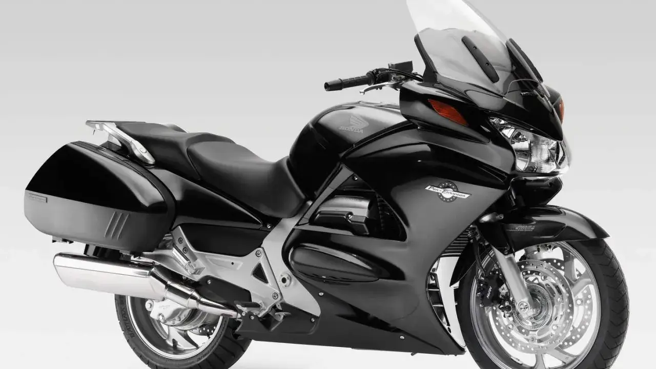 Czarny motocykl Honda Pan European z kuframi, gotowy na długie podróże.