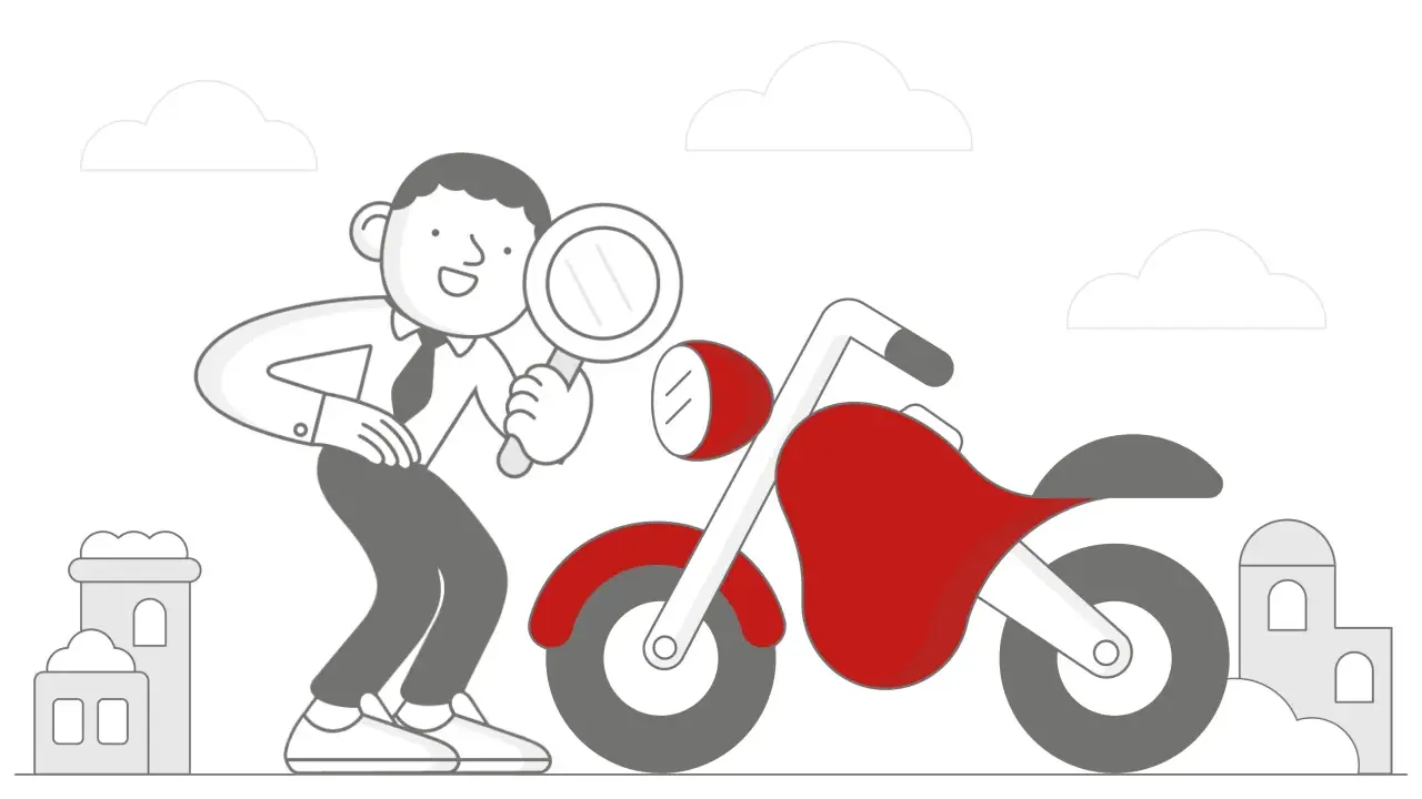 Mężczyzna z lupą sprawdza motocykl. Czy przegląd motocykla po terminie jest konieczny?