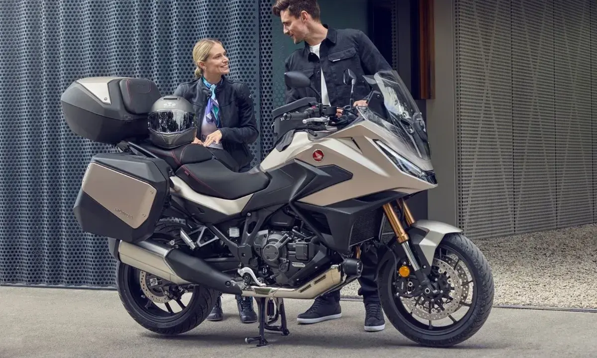 Para zwiedzająca motocykle z automatyczną skrzynią biegów. Nowoczesny design i praktyczne kufry zachęcają do wspólnych podróży.
