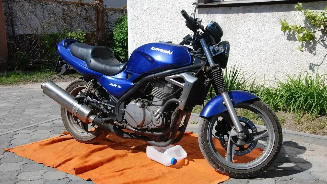 Niebieski motocykl Kawasaki ER-5, idealny na prawo jazdy kat B, motocykl 250. Gotowy do jazdy po wymianie oleju.