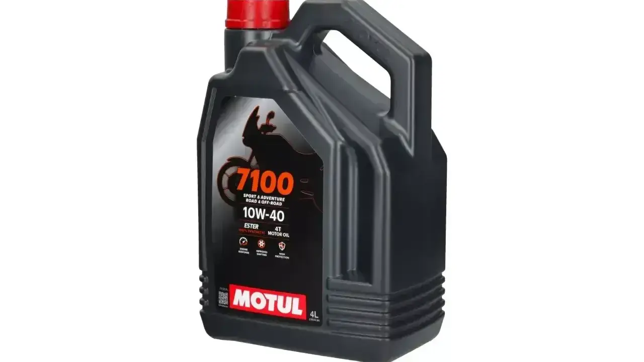 Czarny kanister z olejem Motul 7100 10W-40. Czy Motul to dobry olej? Tak, to syntetyczny olej do motocykli.