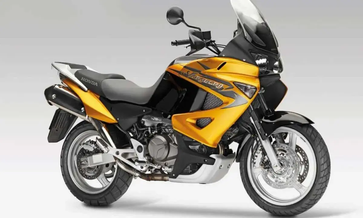 Żółto-czarny motocykl Honda Varadero XL 1000 z dużą szybą, gotowy na dalekie podróże.