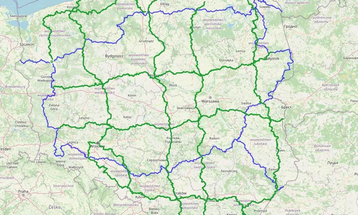 Gotowe trasy motocyklowe na mapie Polski, zaznaczone zielonymi i niebieskimi liniami, prowadzą przez malownicze regiony i miasta.