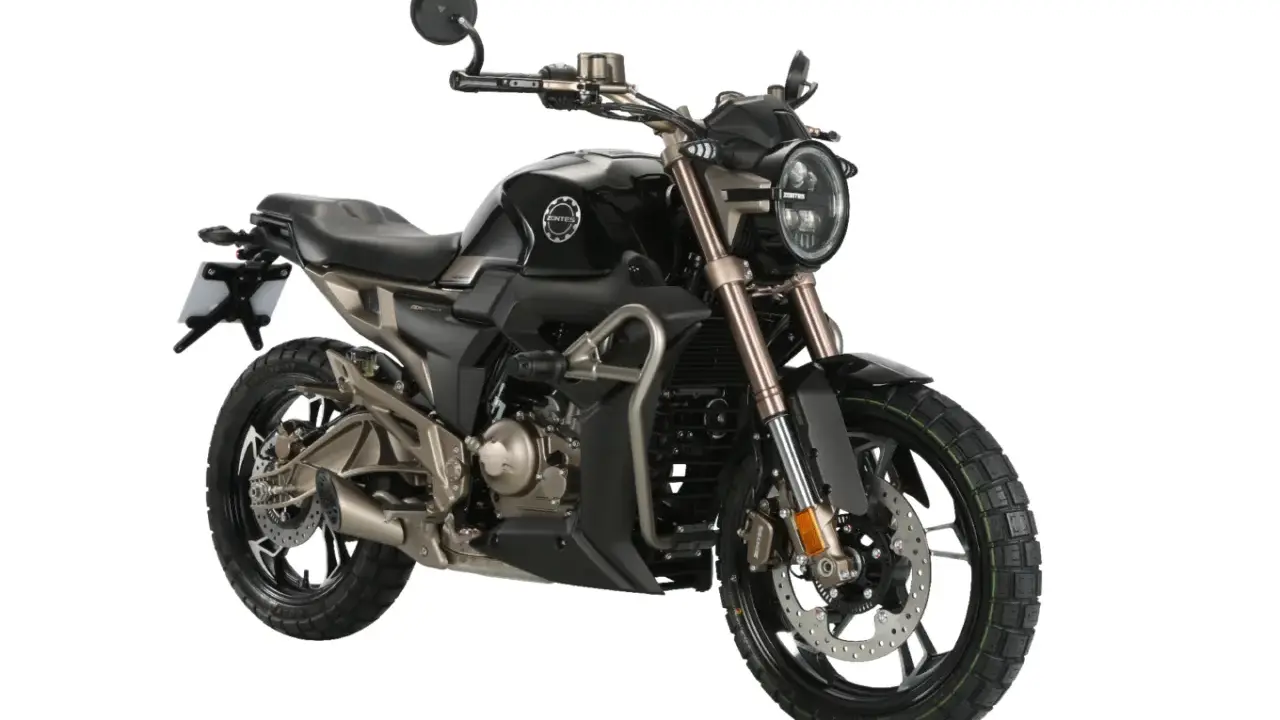 Czarny motocykl z brązowymi elementami, gotowy na przygodę na A1.