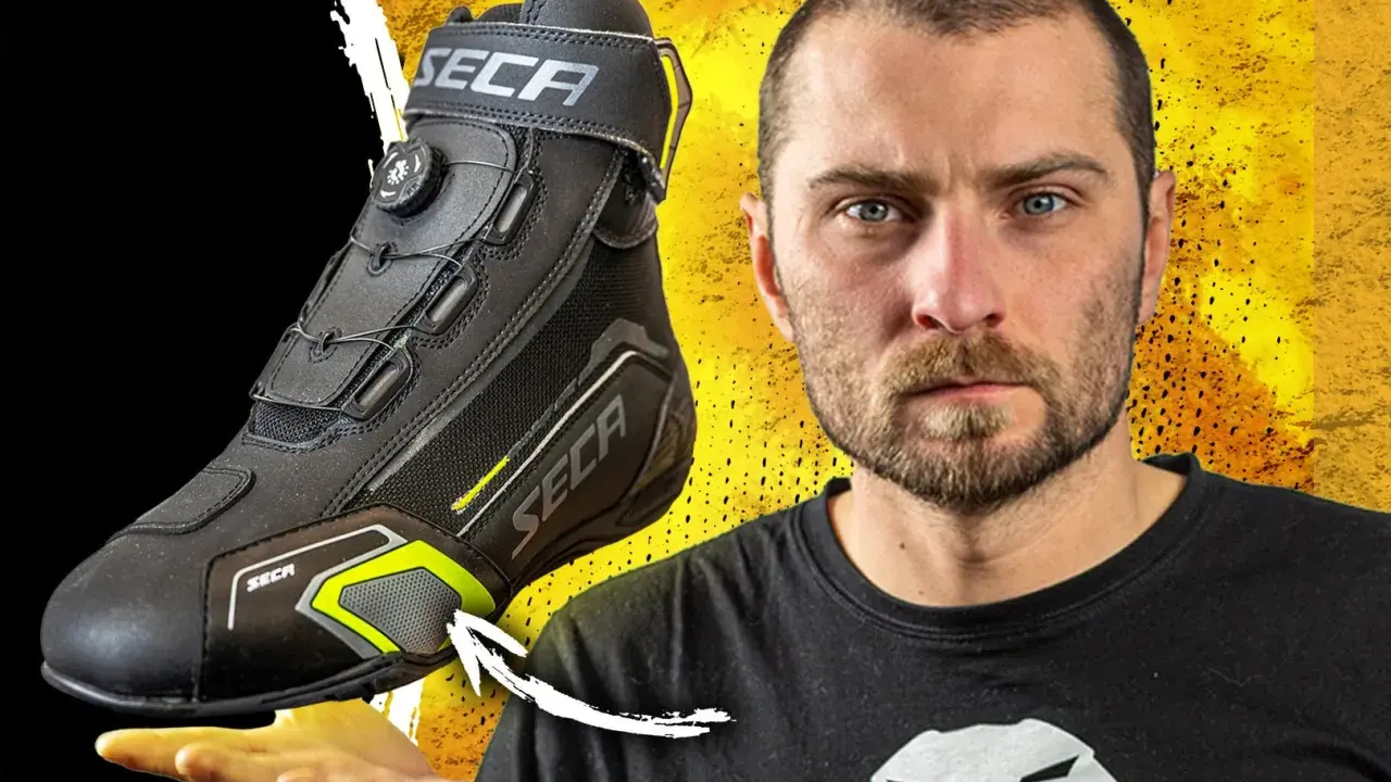Mężczyzna prezentuje buty motocyklowe SECA. Zastanawiasz się, jakie buty na motocykl wybrać? Ten model to świetna opcja.