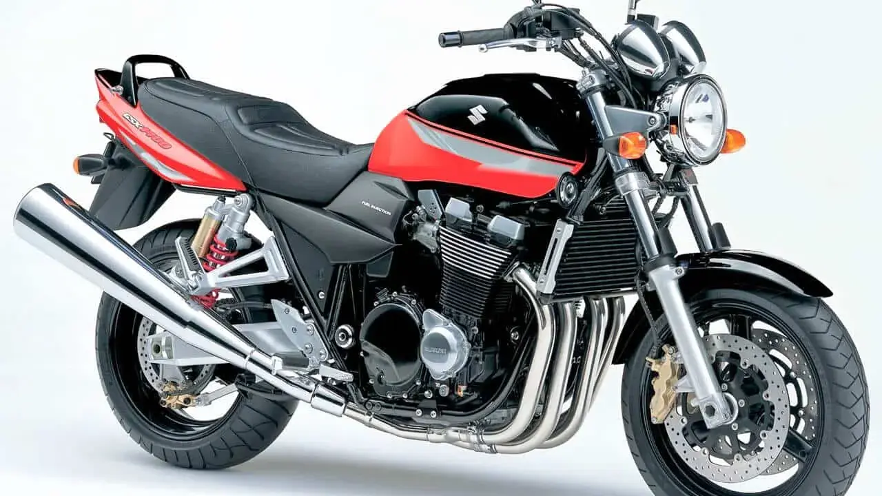 Czerwono-czarny motocykl Suzuki GSX1400. Zastanawiasz się, ile pali motocykl? Ten klasyk z pewnością zapewni niezapomniane wrażenia z jazdy.
