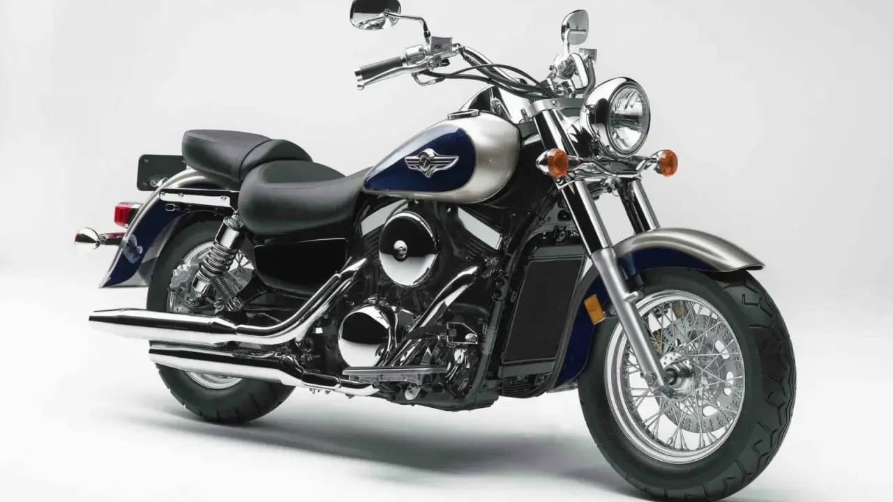 Błyszczący Kawasaki Vulcan 1500, klasyczny cruiser. Choć piękny, warto znać jego potencjalne wady przed zakupem.
