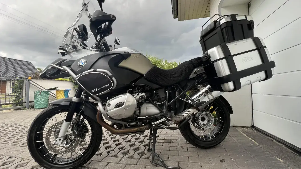 Gotowy na przygodę? Ten motocykl na bezdroża, BMW GS Adventure, czeka na odkrywanie nowych szlaków.