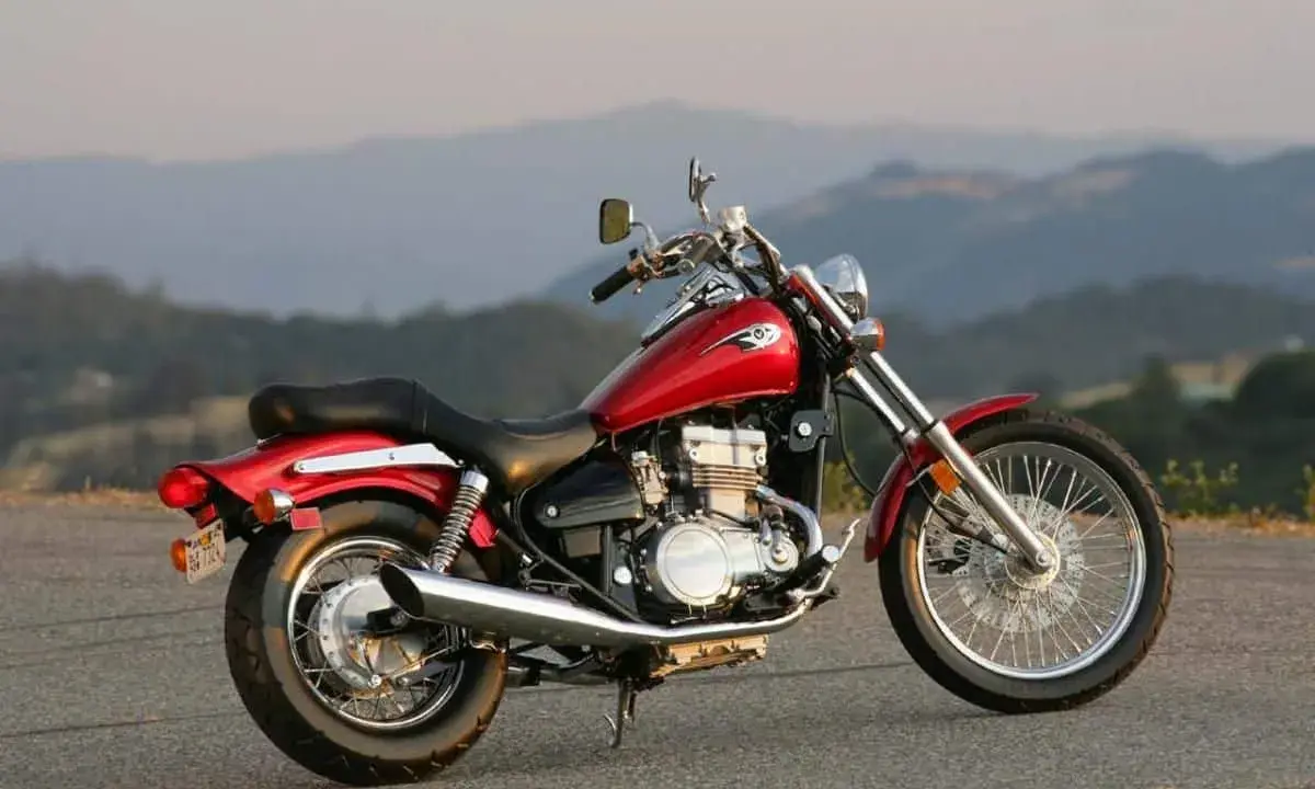 Czerwony motocykl Kawasaki EN 500 na tle górskich krajobrazów. Dane techniczne tego modelu to świetny wybór dla miłośników klasycznych cruiserów.