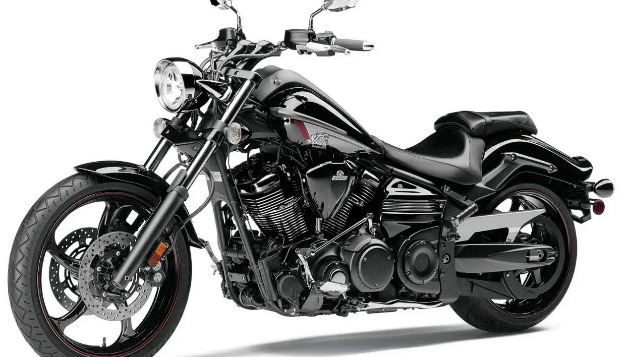 Czarny motocykl Yamaha Raider 1900, z chromowanymi elementami i sportowym wyglądem. Dane techniczne tego modelu są imponujące.