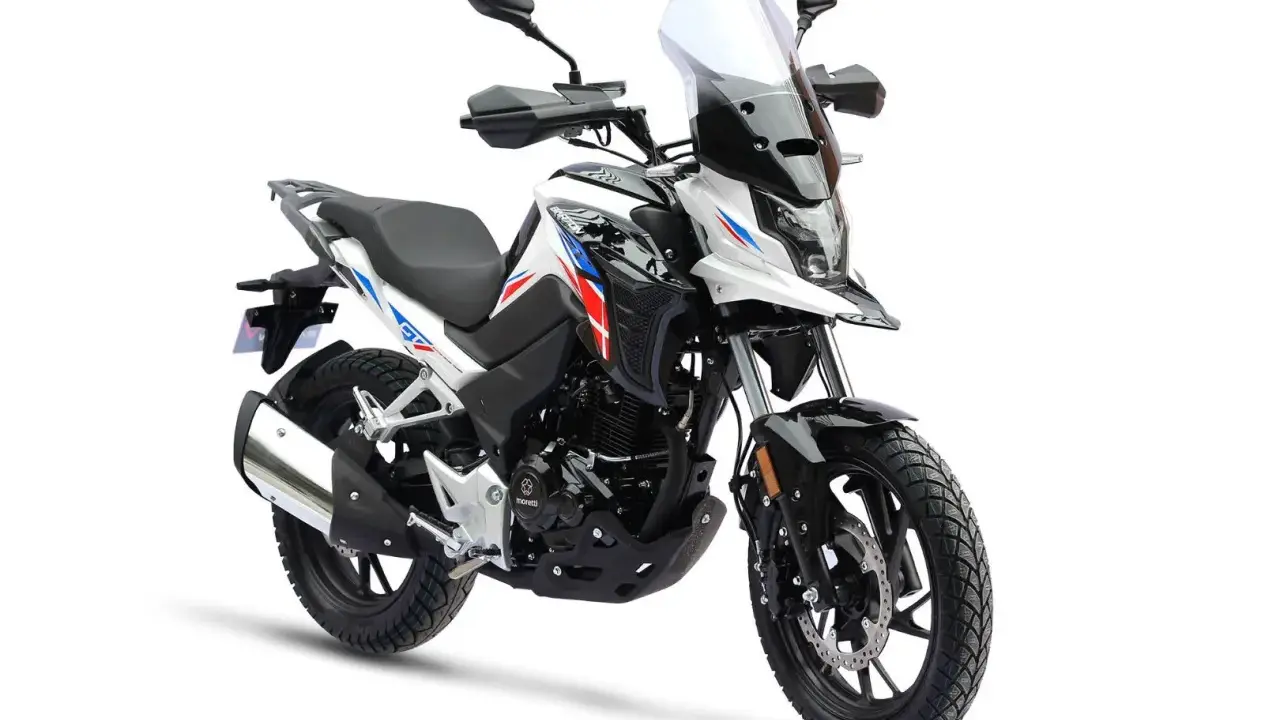 Nowy motor, idealny dla kierowców od 16 lat. Biało-czarny z czerwono-niebieskimi akcentami, gotowy na przygody.
