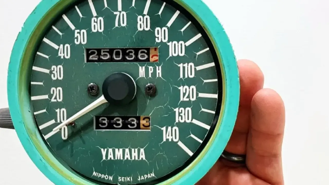 Jaki przebieg dla motocykla jest duży? Ten licznik Yamahy pokazuje 25036 mil, co jest sporym wynikiem.