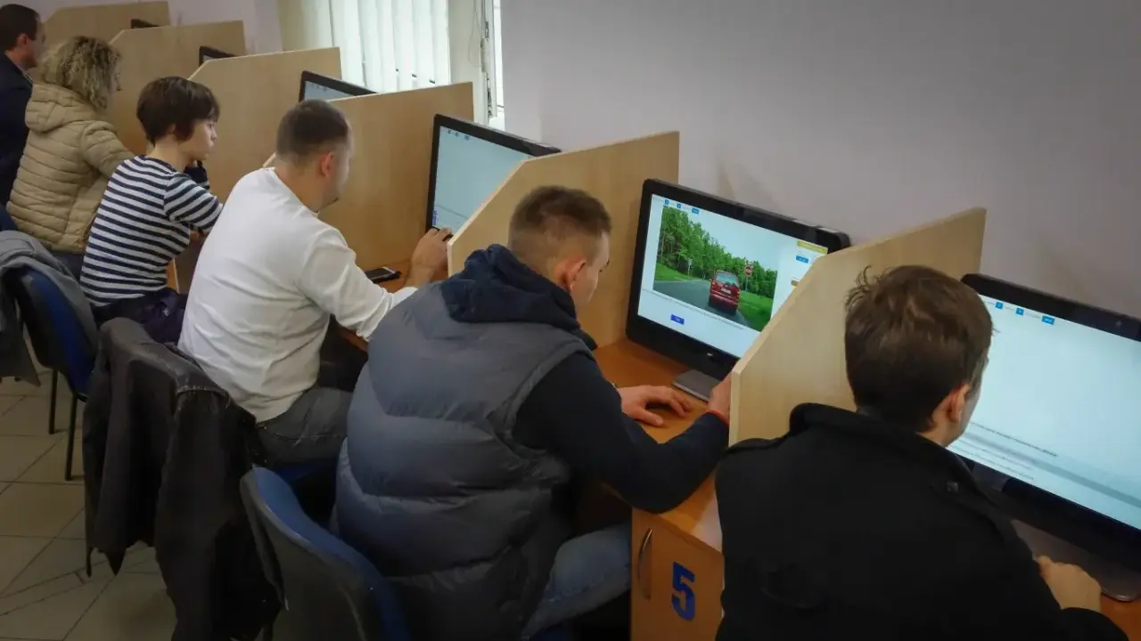 Uczestnicy kursu na prawo jazdy sprawdzają, ile błędów można zrobić na egzaminie teoretycznym, siedząc przy komputerach.