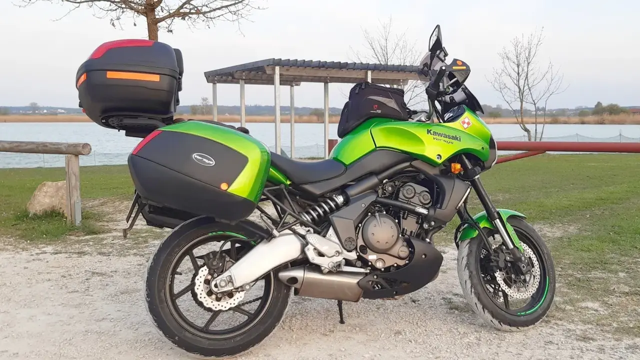 Zielony Kawasaki Versys 650 z kuframi, gotowy na wyprawę. Poznaj jego versys 650 dane techniczne.