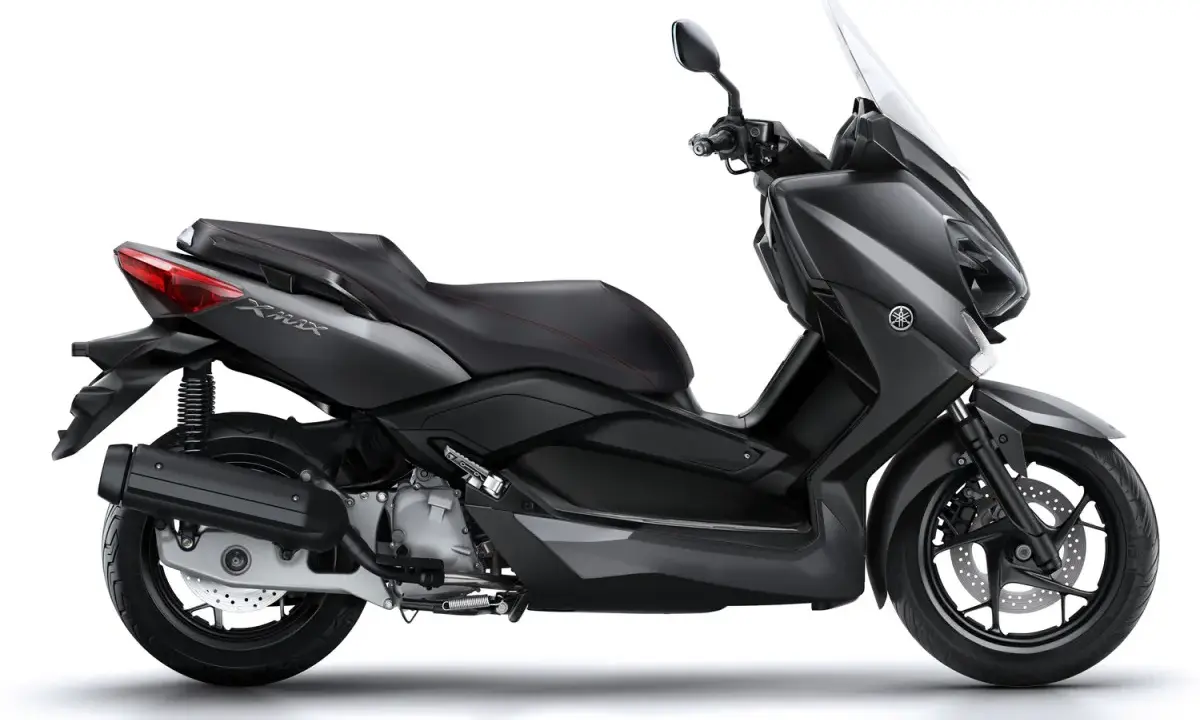 Czarny skuter Yamaha X-MAX 125, gotowy do osiągnięcia swojej maksymalnej prędkości.