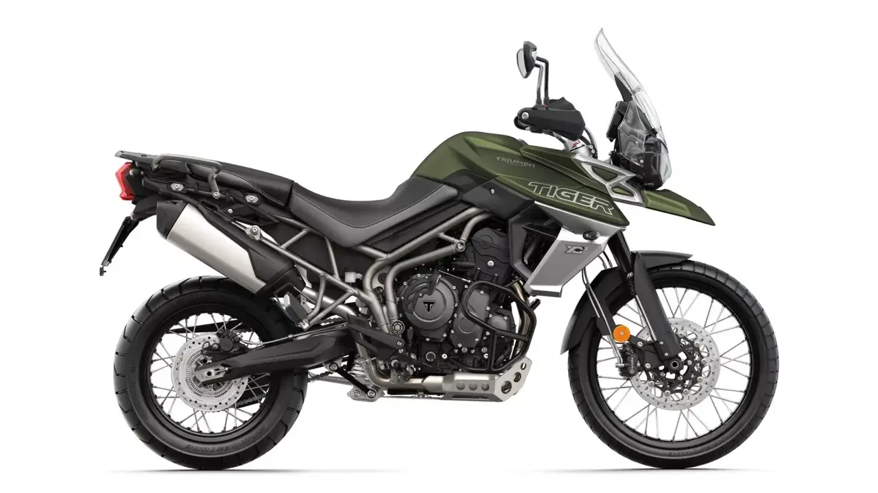 Zielony motocykl Triumph Tiger 800 XC, gotowy na przygodę. Sprawdź jego dane techniczne!