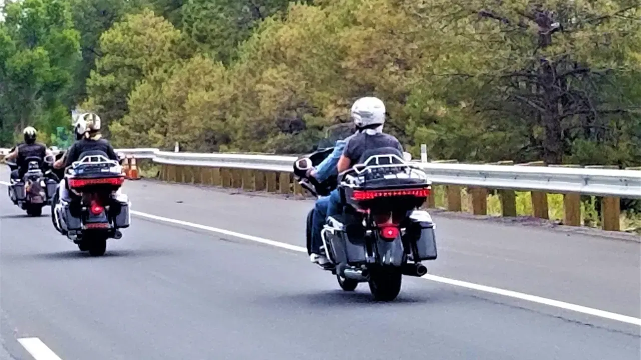 Trzech motocyklistów w kaskach jedzie drogą. Czy motocykl to pojazd samochodowy? To pytanie często zadawane przez pasjonatów dwóch kółek.