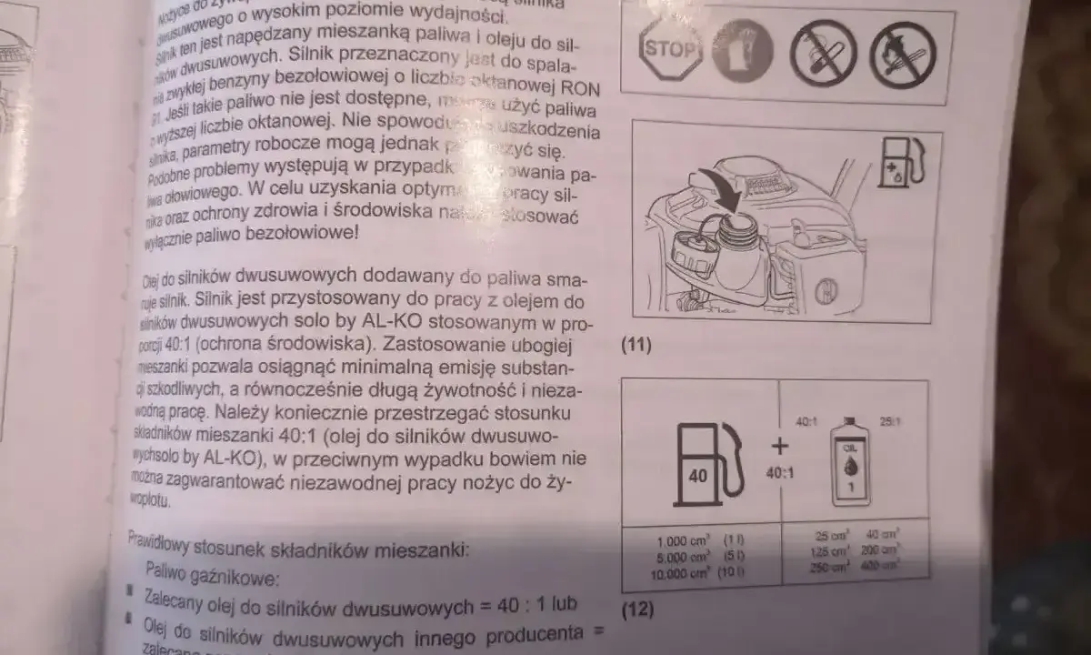 Mieszanka paliwowo-olejowa do silnika dwusuwowego. Instrukcja pokazuje, jak przygotować paliwo, mieszając olej z benzyną w odpowiednich proporcjach, np. 40:1.