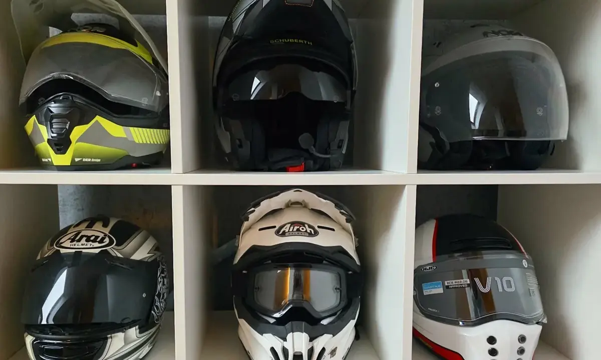 Różne rodzaje kasków motocyklowych: enduro, integralny, szczękowy, crossowy i sportowy.