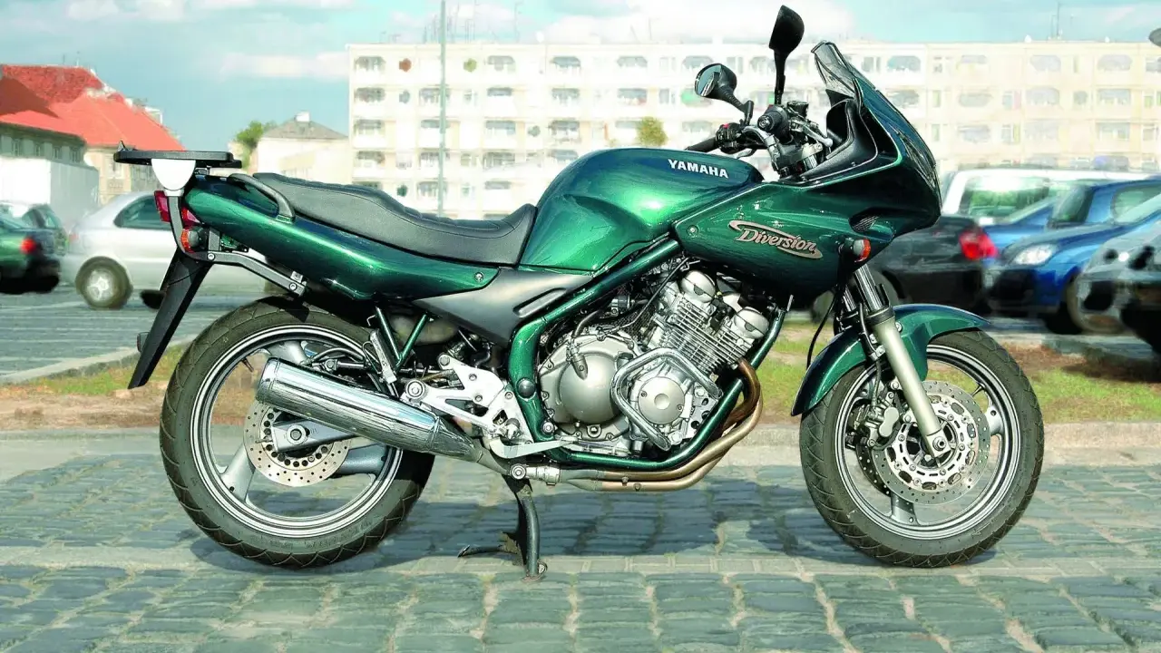 Zielony motocykl Yamaha XJ 600 Diversion na bruku. Dane techniczne tego modelu są imponujące.