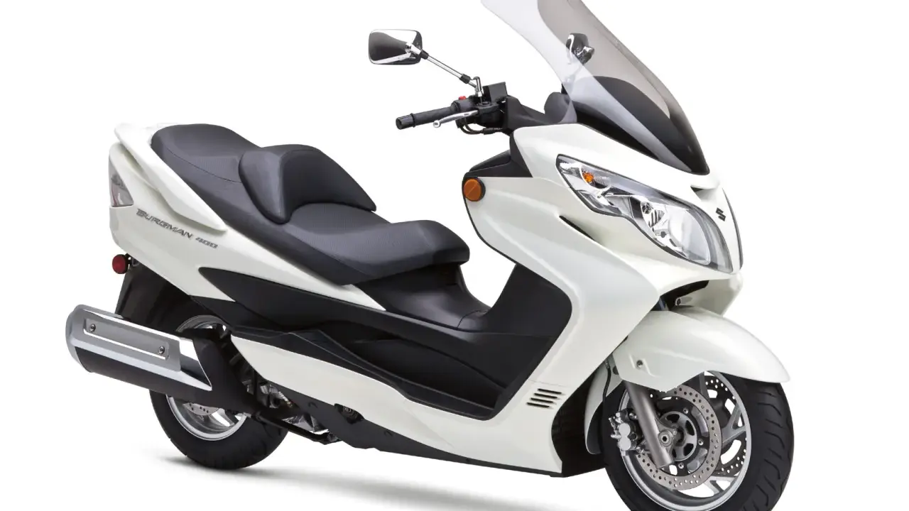Biały Suzuki Burgman 400, skuter miejski. Rozważając suzuki burgman 400 wady i zalety, warto zwrócić uwagę na jego komfort i praktyczność.