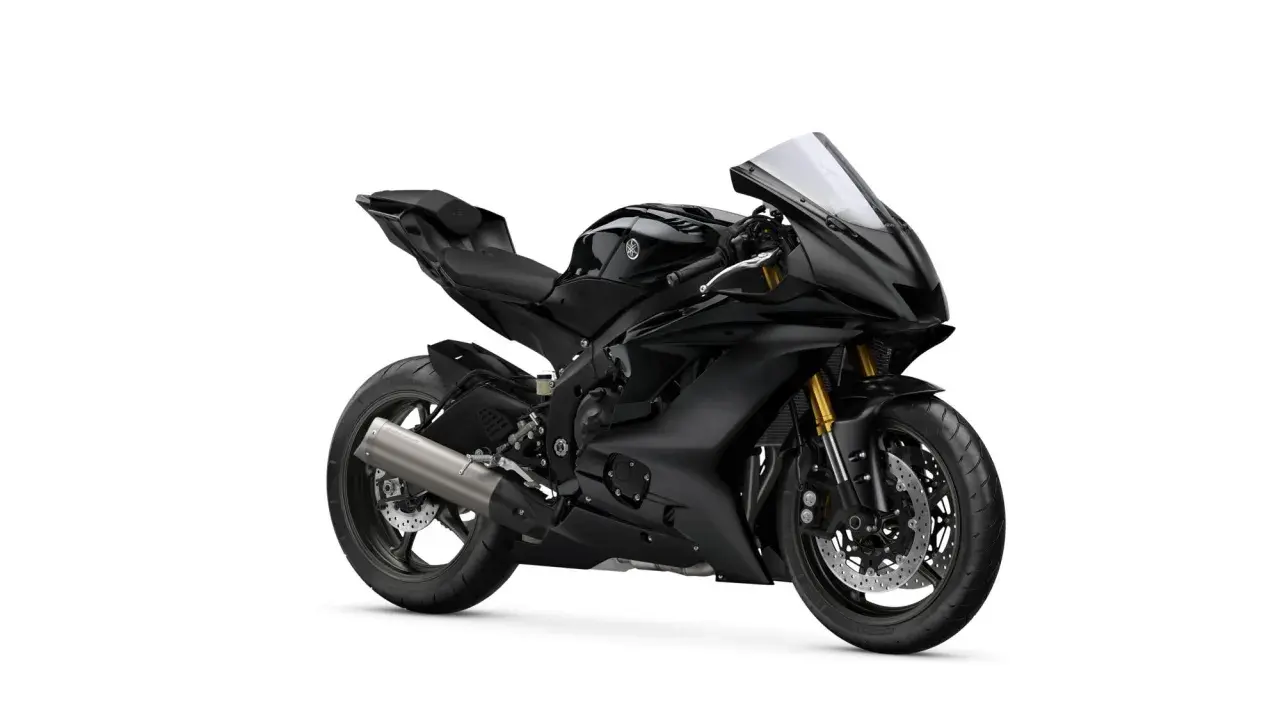 Czarny motocykl Yamaha R6, gotowy do jazdy. Zastanawiasz się, yamaha r6 ile koni mocy oferuje?