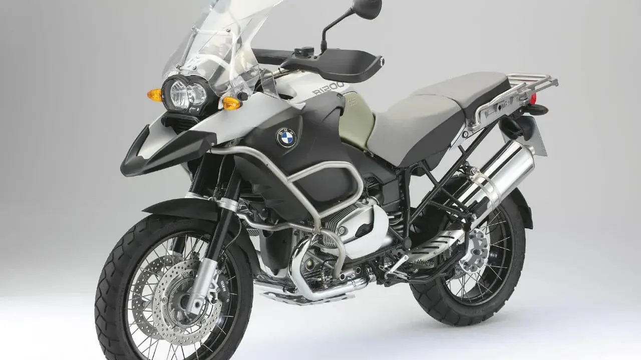 BMW GS 1200, potężny motocykl turystyczny. Jego waga jest znacząca, ale zapewnia stabilność na każdej trasie.