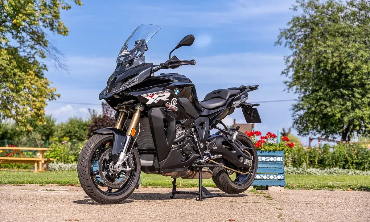 Czarny motocykl BMW S1000 XR na postoju, gotowy do podróży. Poznaj jego bmw 1000 xr dane techniczne i ruszaj w drogę!