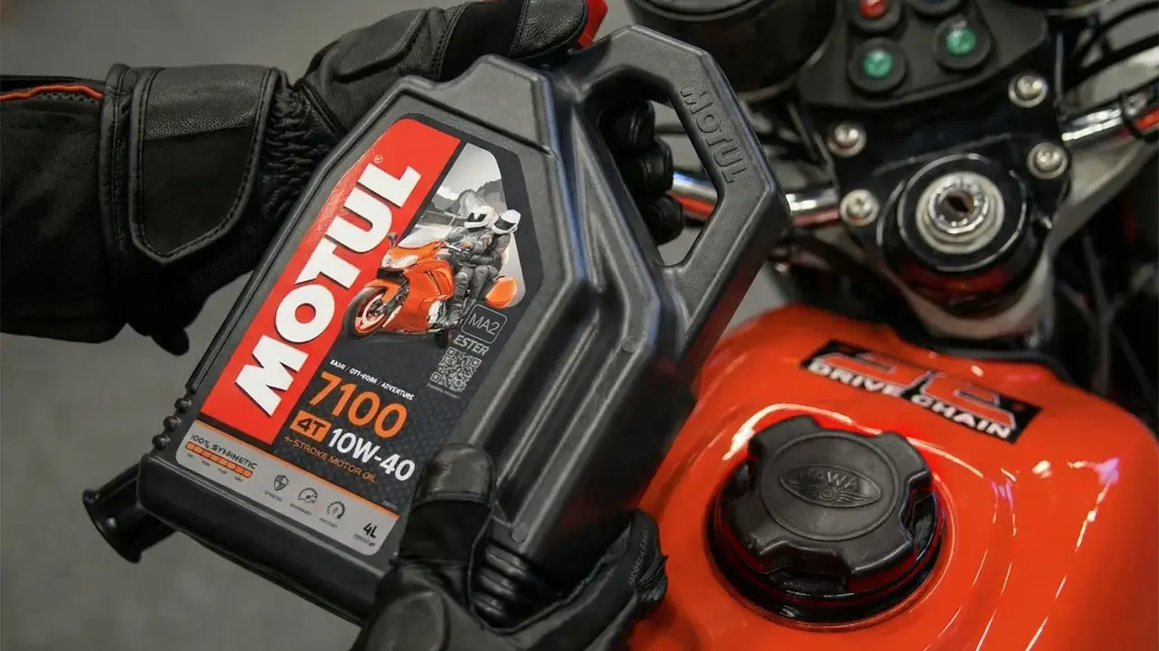 Rękawice motocyklowe trzymają olej Motul 7100 10W-40. Sprawdź, co ile wymieniać olej w motocyklu, by zapewnić mu długą żywotność.