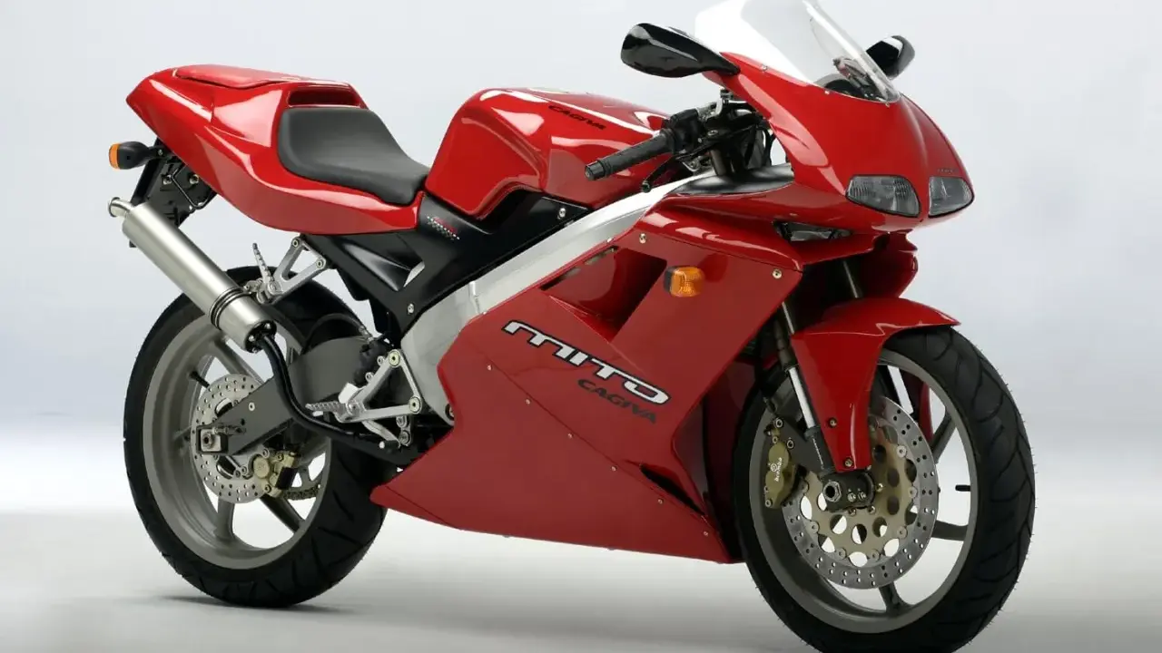 Czerwona Cagiva Mito 125, sportowy motocykl z lat 90., gotowy do osiągnięcia v max.