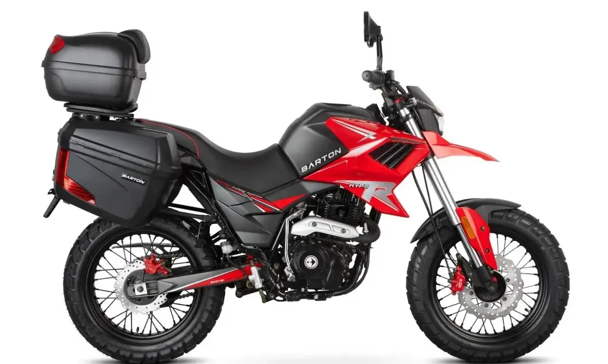 Czerwony motocykl Barton Hyper 125 z kuframi, gotowy na zwiększenie mocy i przygodę.