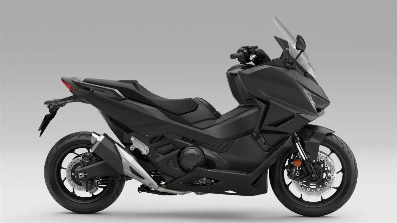 Czarny skuter Honda Forza 750, gotowy do osiągnięcia swojej maksymalnej prędkości.