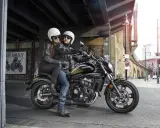 Para miele na motocyklu Kawasaki Vulcan S 650. Poznaj kawasaki vulcan s 650 dane techniczne i poczuj wolność na drodze.