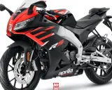 Sportowy motocykl Aprilia RS 125 w czerwono-czarnych barwach. Idealny do pierwszej jazda 125 na b bez 3 lat.
