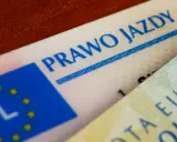 Prawo jazdy kat B to klucz do wolności na drodze, ale czy na pewno czy prawo jazdy kat b uprawnia do kierowania motorowerem? Sprawdźmy!