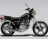 Czarny motocykl Suzuki GN 125 z chromowanymi elementami, siedzeniem pasażera i bagażnikiem.