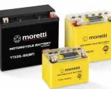 Trzy akumulatory motocyklowe Moretti: czarny YTX20L-BS(MF) i dwa żółte YTX4L-BS(DS) oraz większy. Dowiedz się, jak ładować akumulator 12V 6Ah.