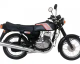 Czarna Jawa 350 TS Twin Sport, klasyk z lat 80. z silnikiem o mocy ok. 26 KM, gotowa na nowe przygody.
