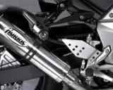 Błyszczący tłumik motocyklowy Hurric, element układu wydechowego, który może pomóc w uzyskaniu basowego brzmienia.