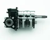Rysunek przedstawia mechanizm skrzyni biegów w motorze, z widocznymi wałkami i zębatkami.