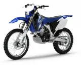 Niebiesko-biały motocykl Yamaha WR450. Sprawdź yamaha wr 450 dane techniczne, by poznać jego możliwości.