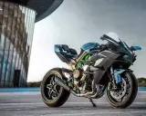 Czarny Kawasaki H2R z zielonym stelażem, gotowy do osiągnięcia 0-100 km/h w mgnieniu oka. Futurystyczny design i moc na wyciągnięcie ręki.