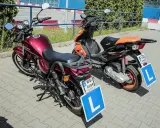 Dwa motorowery z tabliczkami "L" sugerują, że to nauka jazdy. Karta motorowerowa od ilu lat? Od 14.